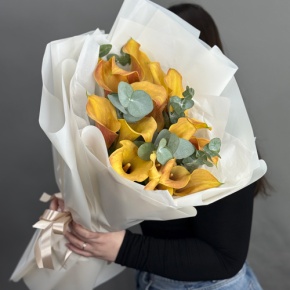 Букет из 17 оранжевых калл с эвкалиптом в Воскресенске