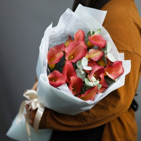 Букет из 17 нежных калл с эвкалиптом в Воскресенске