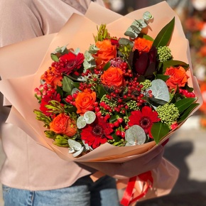 Букет "На заре" из роз, калины, скиммии, гиперикума, сафари, гербер и капса в Воскресенске