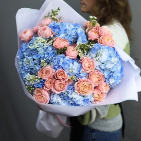 Букет "Тону в твоих глазах" из кустовых пионовидных роз Джульетта, хамелациума и гортензий в Воскресенске