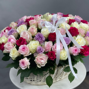 Композиция в корзине из 101 розы микс в Воскресенске