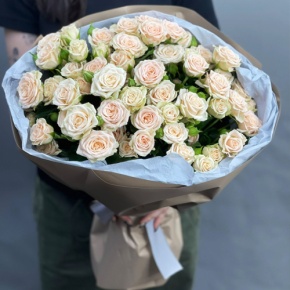 Нежный букет из 17 кремовых кустовых роз (60 см) в Воскресенске