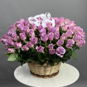 Композиция в корзине из 131 кенийской розы (40 см) в Воскресенске