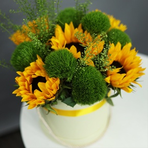 Композиция в шляпной коробке из подсолнухов и диантусов люкс в Воскресенске