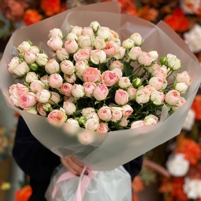 Букет из 35 нежных кустовых роз (40 см) в Воскресенске