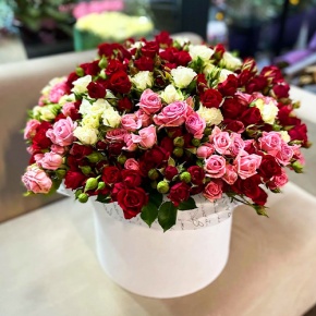 Композиция в шляпной коробке из 101 кустовой розы микс (50 см) в Воскресенске