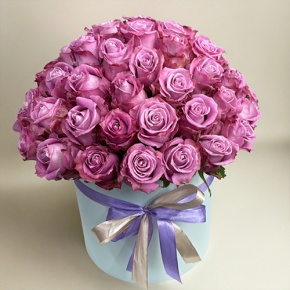 Композиция в шляпной коробке из 51 розы Меритим в Воскресенске