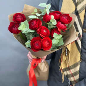 Букет из 11 ранункулюсов и эвкалипта в Воскресенске