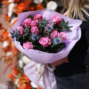 Букет "Базилио" из роз Меритим и веточек эрингиума в Воскресенске