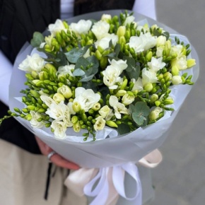 Букет из 51 белой фрезии в Воскресенске