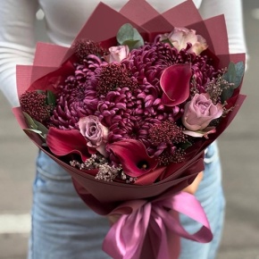 Букет "Импульс" из скиммии, калл, роз и хризантем Бигоуди в Воскресенске