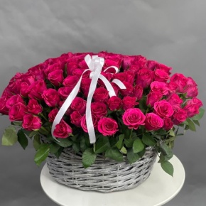 Композиция в корзине из 101 малиновой розы (40 см) в Воскресенске
