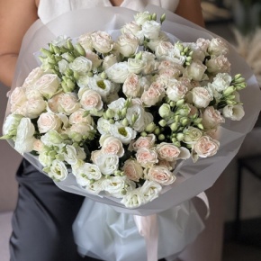 Букет "Пассаж" из эустом и кустовых роз в Воскресенске