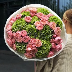 Букет "Фреш леди" из Голландских гортензий и пионовидных кустовых роз Джульетта в Воскресенске