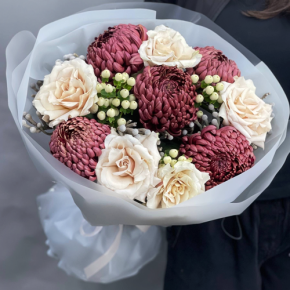 Букет "Всё что тебе касается" из хризантем Бигоуди, роз Эквадор Квиксенд и гиперикума в Воскресенске