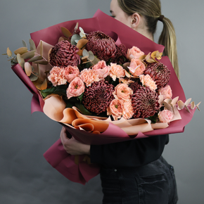 Букет "Осенний блюз" из хризантем Бигоуди, диантусов, скиммии и роз Риджентс парк  в Воскресенске