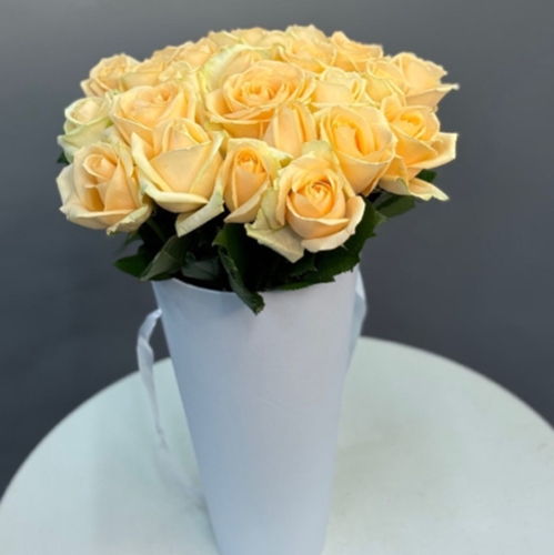 25 кремовых роз в конусе в Воскресенске
