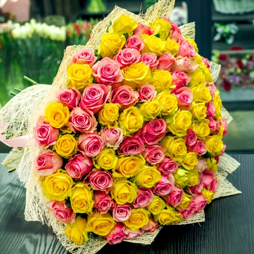 Букет из 101 розовой и лимонной розы (50 см) в Воскресенске