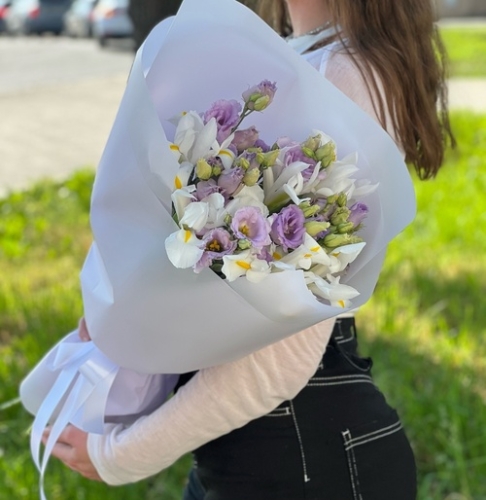 Букет "Вива ла дива" из эустом и ирисов в Воскресенске
