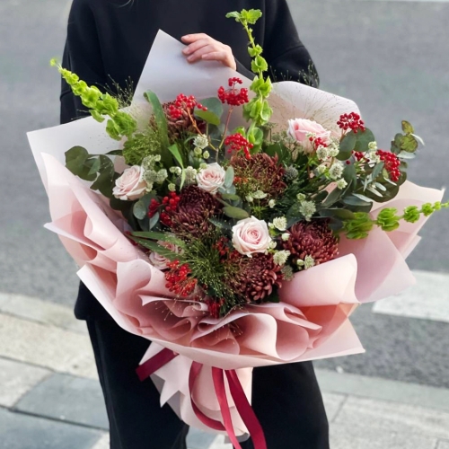 Букет "Вернисаж" из калины, хризантем Бигоуди, молюцеллы, паникума, роз и астранции в Воскресенске