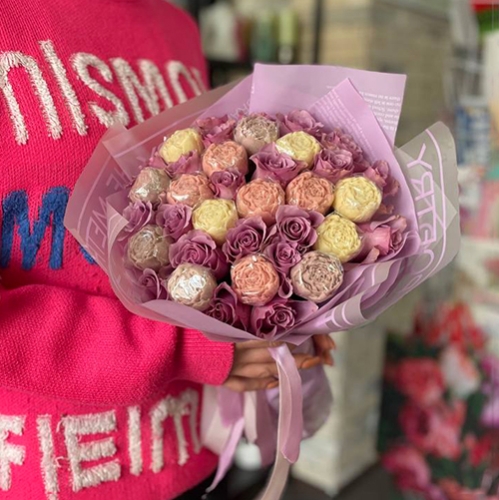 Букет из роз и шоколадных пионов в Воскресенске
