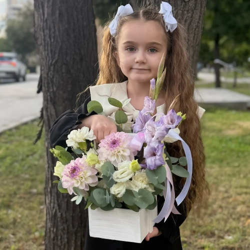 Композиция с георгинами на 1 сентября в белом ящике в Воскресенске