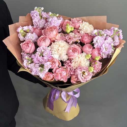 Букет "Амели" из ароматных маттиол, пионовидных кустовых роз Джульетта  эустом и диантусов в Воскресенске