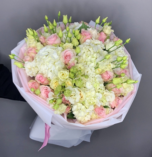 Букет "София" из гортензий, эустом и роз в Воскресенске