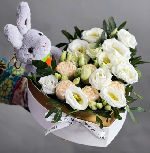 Композиция в коробке сердца из шоколадных пионов и эустом в Воскресенске