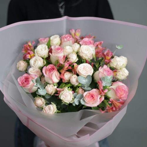 Букет "Розовый фламинго" из роз, альстромерии и эвкалипта в Воскресенске